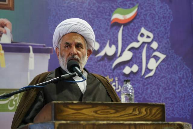 معلمان در موضوع دعوت به مشارکت در جامعه پیش‌گام باشند