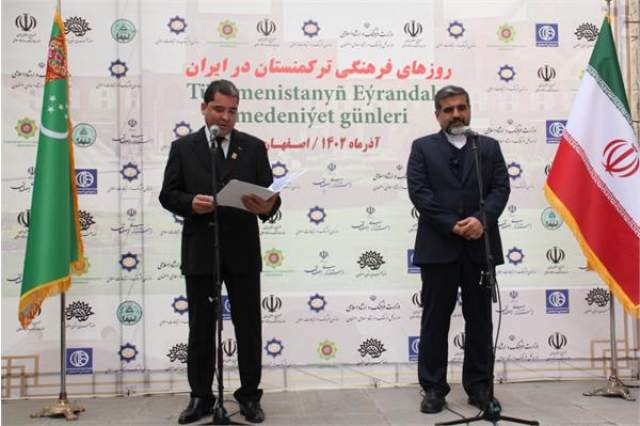 نمایشگاه آثار هنری ترکمنستان در اصفهان گشایش یافت