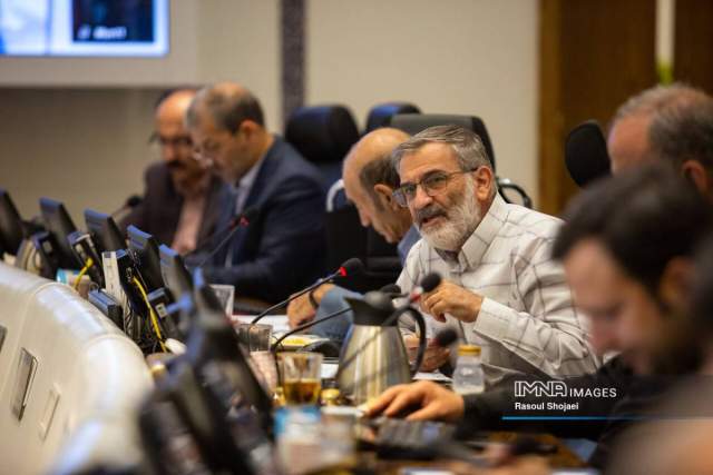 آیا پالایشگاه، نیروگاه، فولاد مبارکه و پتروشیمی دیگر آلاینده نیستند؟/ مدیرکل محیط زیست پاسخگو باشد