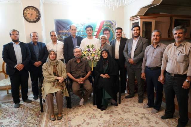 مدیرکل آموزش‌وپرورش از دانش‌آموز نخبۀ اصفهانی و دارندۀ مدال نقرۀ المپیاد جهانی زیست‌شناسی تجلیل کرد