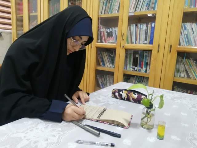 روایت دانش‌آموز فلاورجانی که با هنر خوشنویسی به استقبال ماه بندگی خدا می‌رود