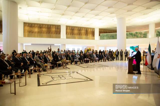 خبرنگاران پشت در، مدیران پشت تریبون..