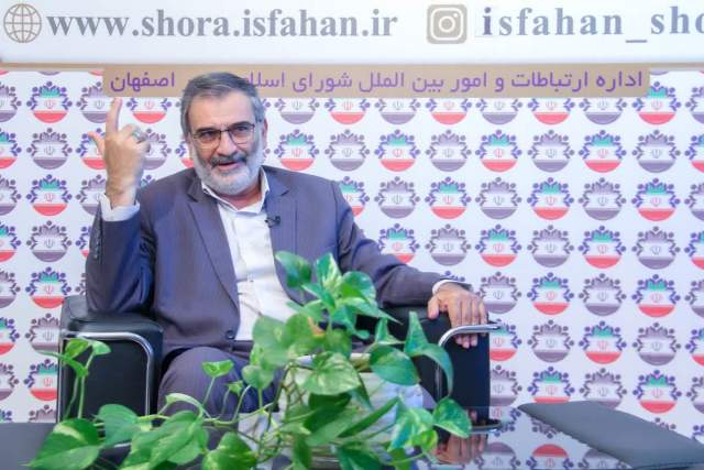 انتصاب‌های تلفنی سبب بی‌انگیزگی کارکنان می‌شود/ حاکمیت در شهرداری و شورا وظیفه دارد که به معیشت کارکنان رسیدگی کند