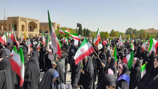تجمع نمادین «مادری مرز ندارد» با حضور بانوان و کودکان در اصفهان برگزار شد