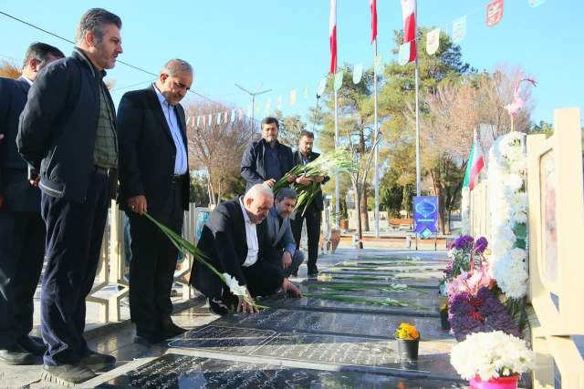 وزیر نیرو به همراه استاندار اصفهان با حضور در گلستان شهدای اصفهان به مقام شامخ شهدا ادای احترام کرد